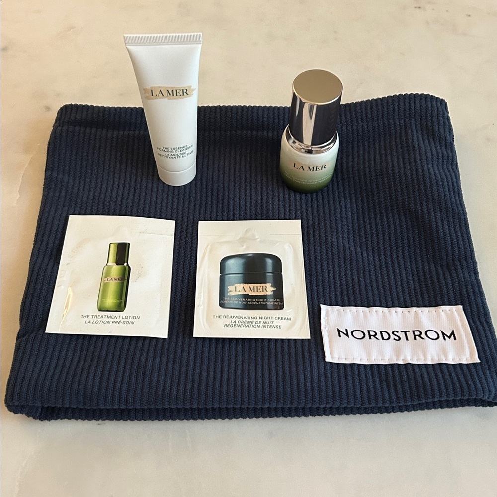 La Mer Skincare Set - with navy blue cosmetic case